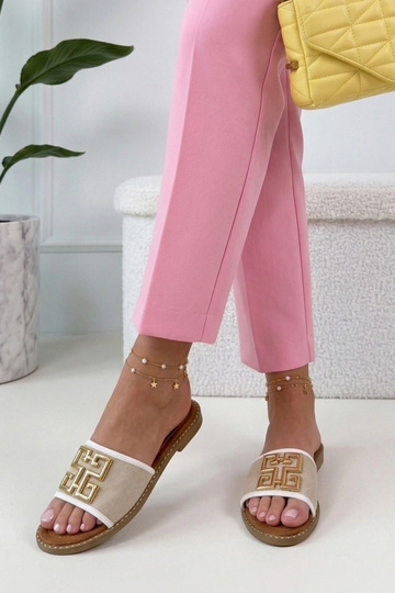 Zapatillas blancas adornadas con broche dorado Juliette 2