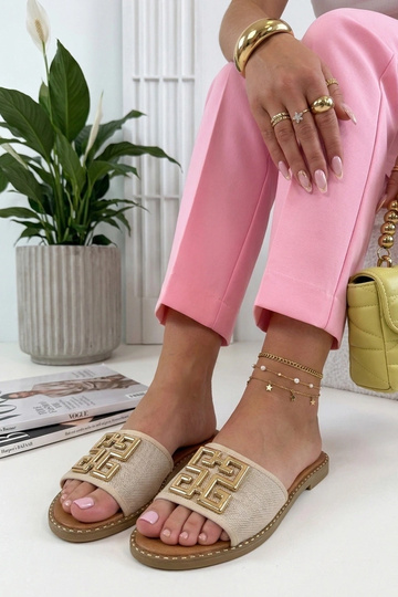Zapatillas color arena adornadas con broche dorado Juliette
