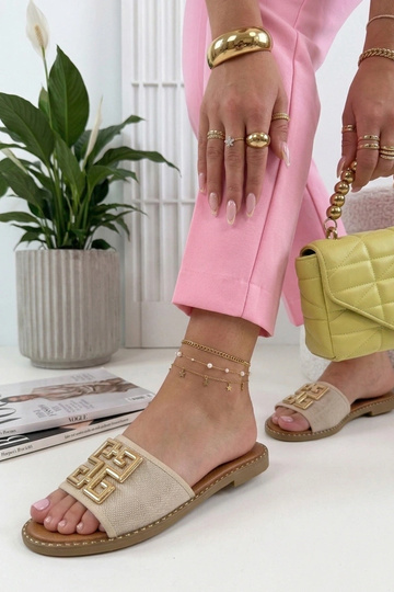 Zapatillas color arena adornadas con broche dorado Juliette 2