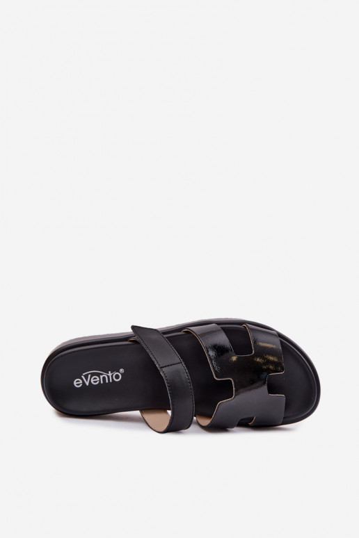 Zapatillas de cuero Femeninocon cierre adhesivoem de color negro Lemela