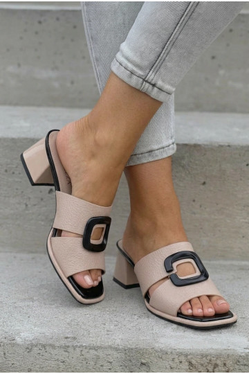 Chanclas para mujer con cortes y hebillas en tacón bajo Vinceza 62284 color arena
