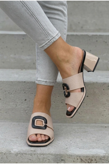Chanclas para mujer con cortes y hebillas en tacón bajo Vinceza 62284 color arena 2