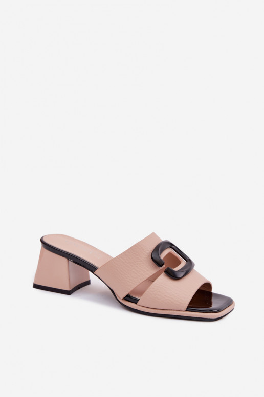 Chanclas para mujer con cortes y hebillas en tacón bajo Vinceza 62284 color arena