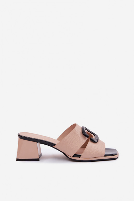 Chanclas para mujer con cortes y hebillas en tacón bajo Vinceza 62284 color arena