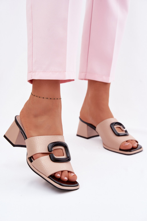 Chanclas para mujer con cortes y hebillas en tacón bajo Vinceza 62284 color arena