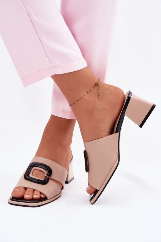 Chanclas para mujer con cortes y hebillas en tacón bajo Vinceza 62284 color arena