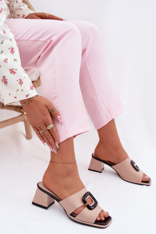 Chanclas para mujer con cortes y hebillas en tacón bajo Vinceza 62284 color arena