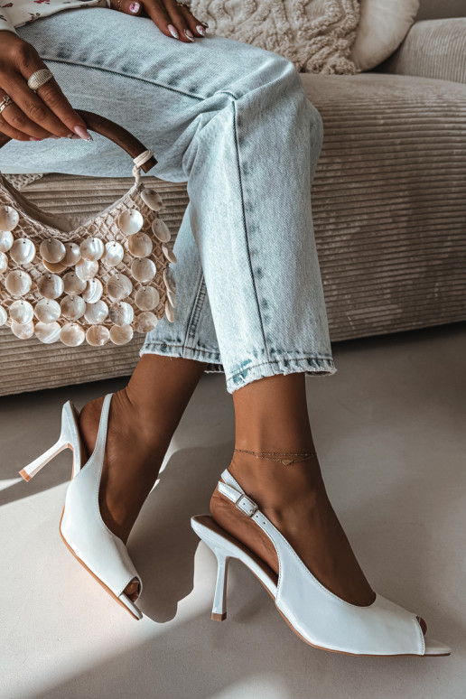 Sandalias de mujer con tacones finos el color blanco Sevina