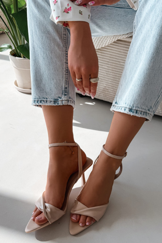 Sandalias de mujer con tacones finos de cuero ecológico beige Sedira