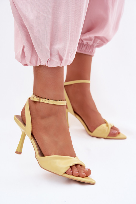 Sandalias de mujer con tacones finos de cuero ecológico color amarillo Sedira