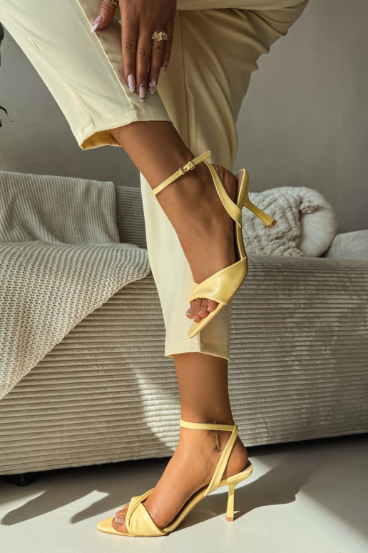 Sandalias de mujer con tacones finos de cuero ecológico color amarillo Sedira