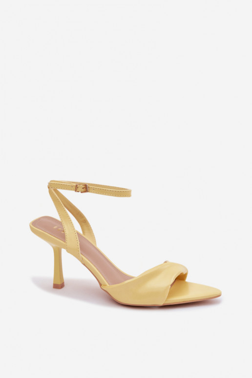 Sandalias de mujer con tacones finos de cuero ecológico color amarillo Sedira