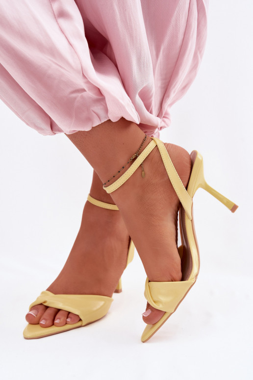 Sandalias de mujer con tacones finos de cuero ecológico color amarillo Sedira