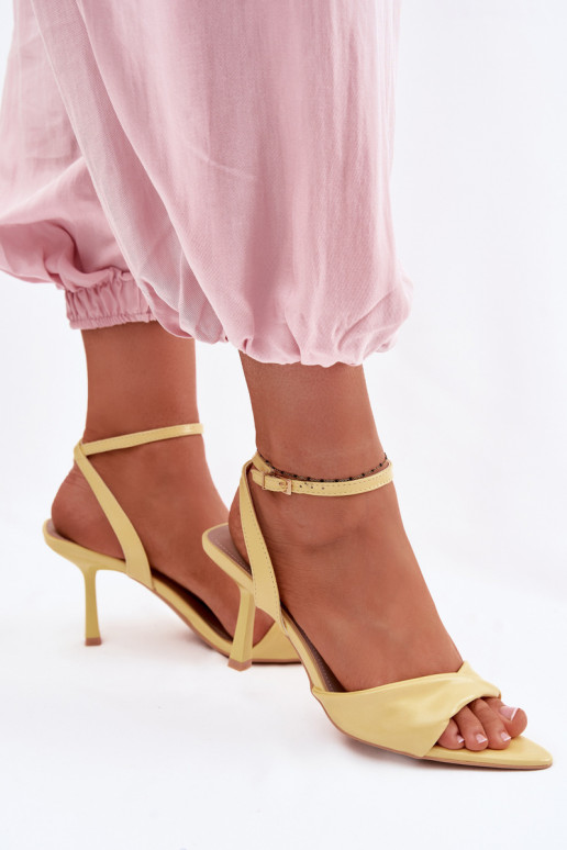 Sandalias de mujer con tacones finos de cuero ecológico color amarillo Sedira