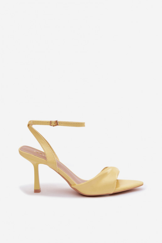 Sandalias de mujer con tacones finos de cuero ecológico color amarillo Sedira