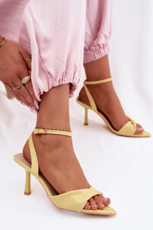 Sandalias de mujer con tacones finos de cuero ecológico color amarillo Sedira