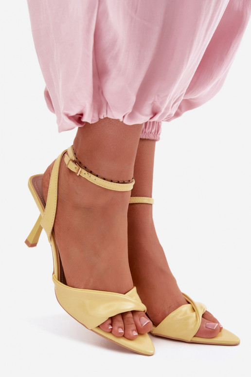 Sandalias de mujer con tacones finos de cuero ecológico color amarillo Sedira