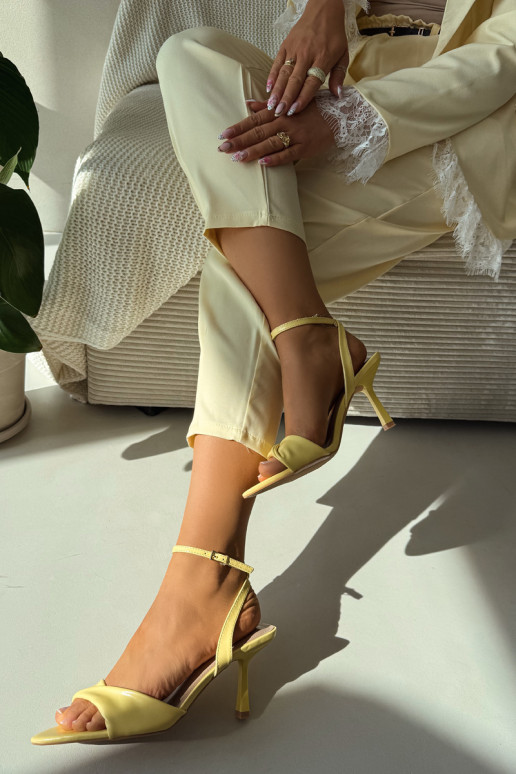 Sandalias de mujer con tacones finos de cuero ecológico color amarillo Sedira