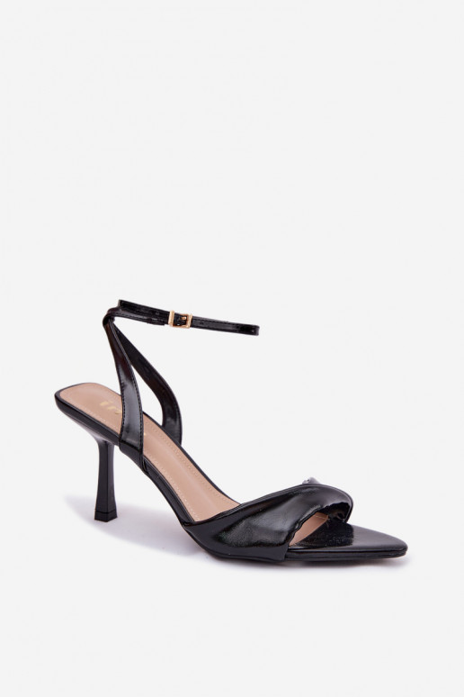 Sandalias de mujer con tacones finos de cuero ecológico de color negro Sedira