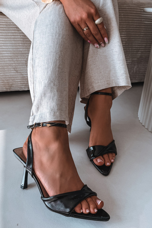 Sandalias de mujer con tacones finos de cuero ecológico de color negro Sedira