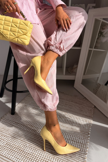 Tacones clásicos de charol.Imitacji Skóry color amarillo Odira
