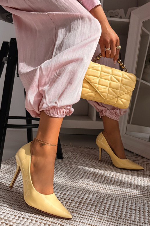 Tacones clásicos de charol.Imitacji Skóry color amarillo Odira