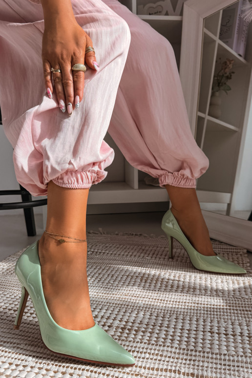 Tacones clásicos de charol.Imitacji Skóry color verde Odira