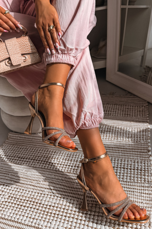 Sandalias de mujer con tacones Ze Zdobionymi Paskami Szampańskie Gedira