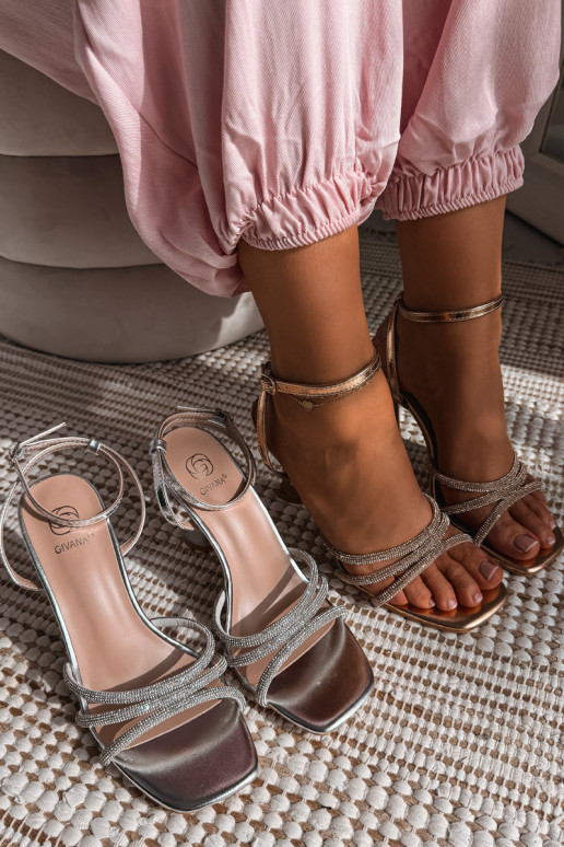 Sandalias de mujer con tacones Ze Zdobionymi Paskami Szampańskie Gedira