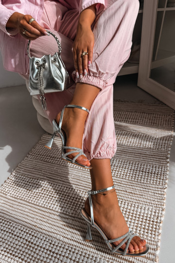 Sandalias de mujer con tacones decoradas con correas de color plateado Gedira 2