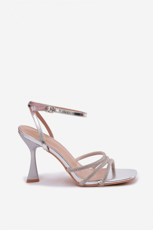 Sandalias de mujer con tacones Ze Zdobionymi Paskami color plata Gedira