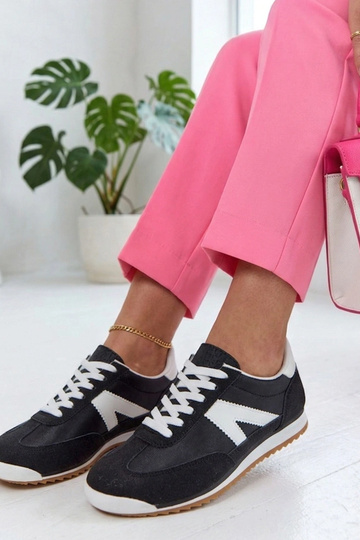 Zapatillas deportivas negras con elementos blancos Saga