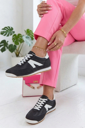 Zapatillas deportivas negras con elementos blancos Saga 2