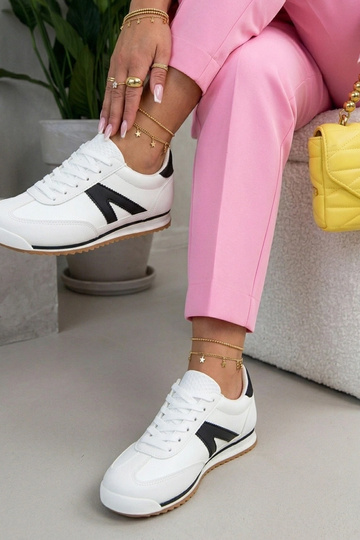 Zapatillas deportivas blancas con elementos negros Saga 2