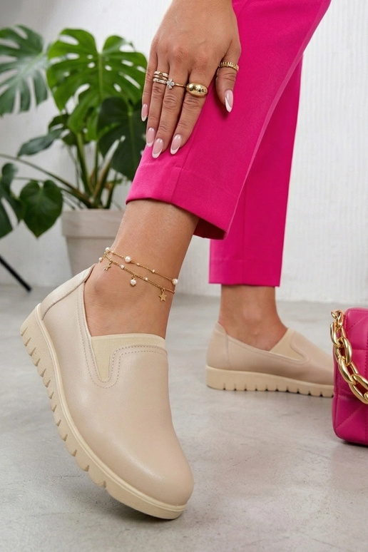 Botines de color arena con tacón bajo...