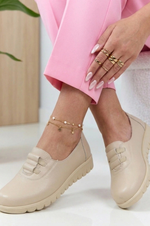 Botines de color arena con tacón bajo...