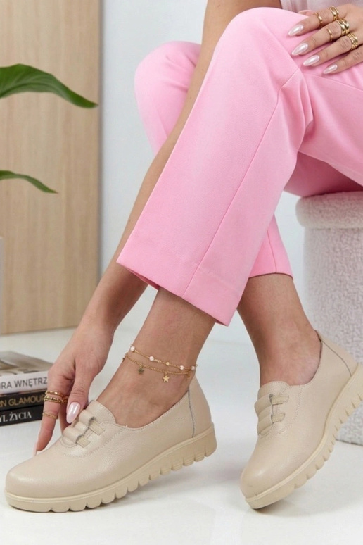 Botines de color arena con tacón bajo...