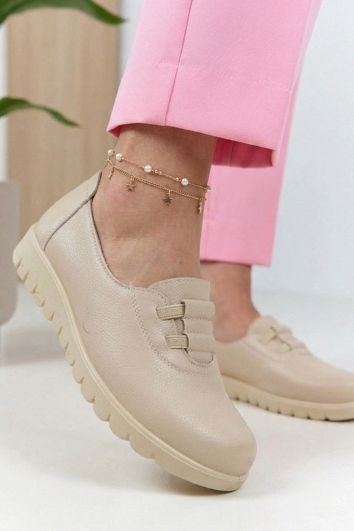 Botines de color arena con tacón bajo...