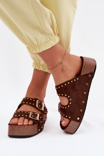 Chanclas de mujer color marrón chocolate con hebillas y clavos Ledira