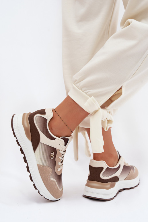 Zapatillas modelo zapatos. Femenino con una plataforma color marrón Lelmira