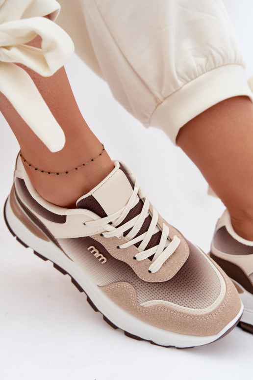 Zapatillas modelo zapatos. Femenino con una plataforma color marrón Lelmira