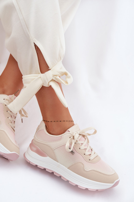 Zapatillas modelo zapatos. Femenino con una plataforma beige Lelmira