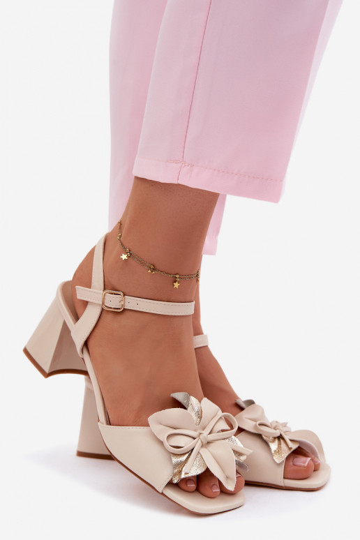Sandalias de tacón alto para mujer. Con decoraciones Una flor Vinceza 20283 beige