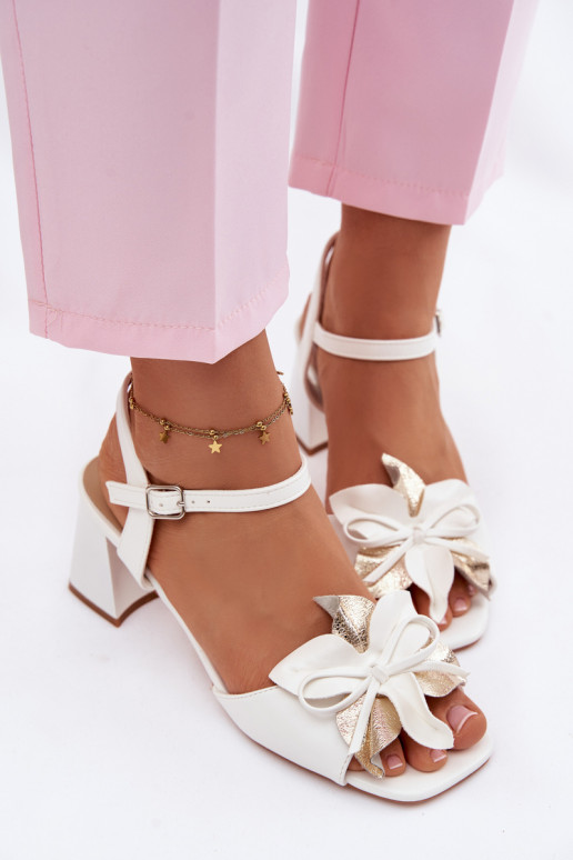 Sandalias de tacón alto para mujer. Con decoraciones Una flor Vinceza 20283 el color blanco