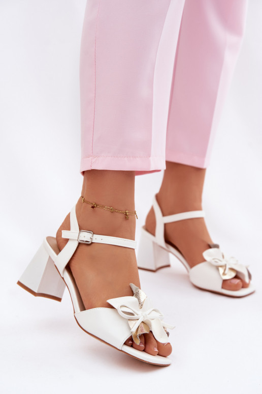 Sandalias de tacón alto para mujer. Con decoraciones Una flor Vinceza 20283 el color blanco