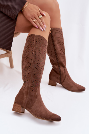 Botas largas para mujer con elementos calados y tacón bajo Vinceza 58637 color marrón