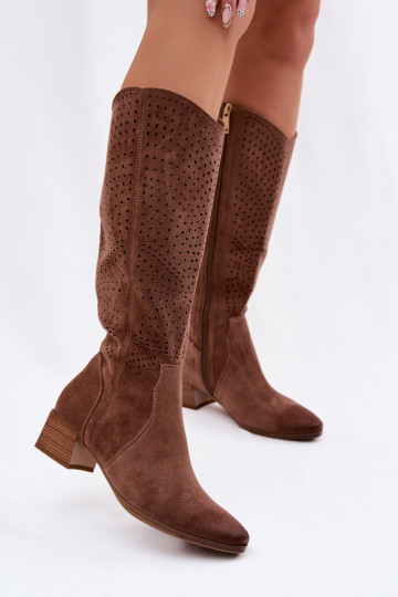 Botas largas para mujer con elementos calados y tacón bajo Vinceza 58637 color marrón 2