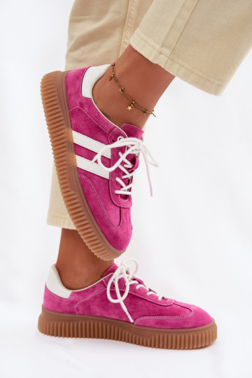 de gamuza Zapatillas modelo zapatos. Femenino con una plataforma color rosa Tiene querisae