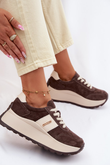Zapatillas modelo zapatos. Femenino con una plataformaActivadoturalnego de gamuzau CzekoladoAe Rosinae