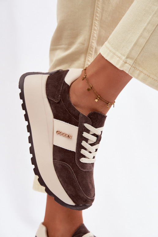 Zapatillas modelo zapatos. Femenino con una plataformaActivadoturalnego de gamuzau CzekoladoAe Rosinae